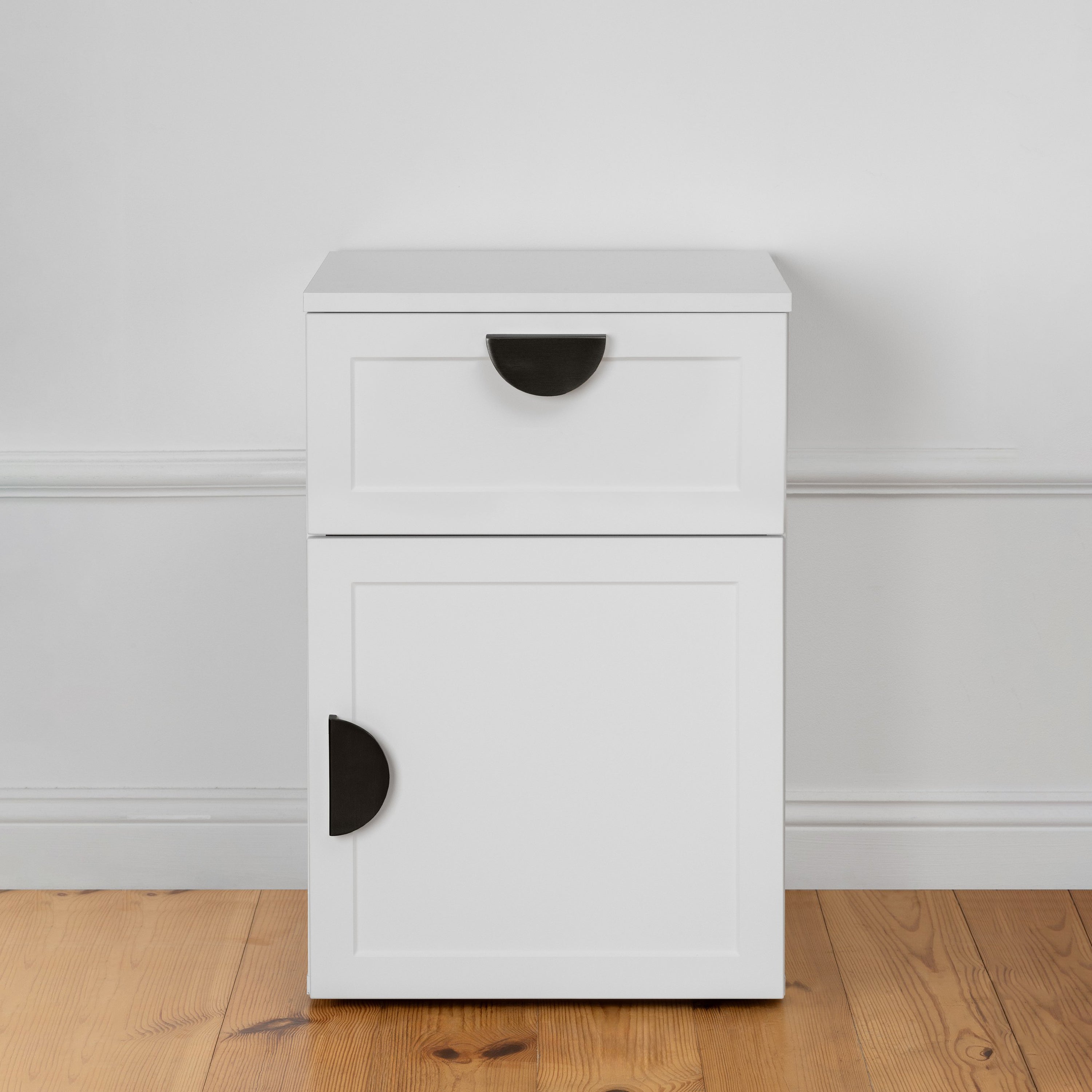 PORTO BEDSIDE TABLE - WHITE - HAMPTONS - HALF MOON BLACK