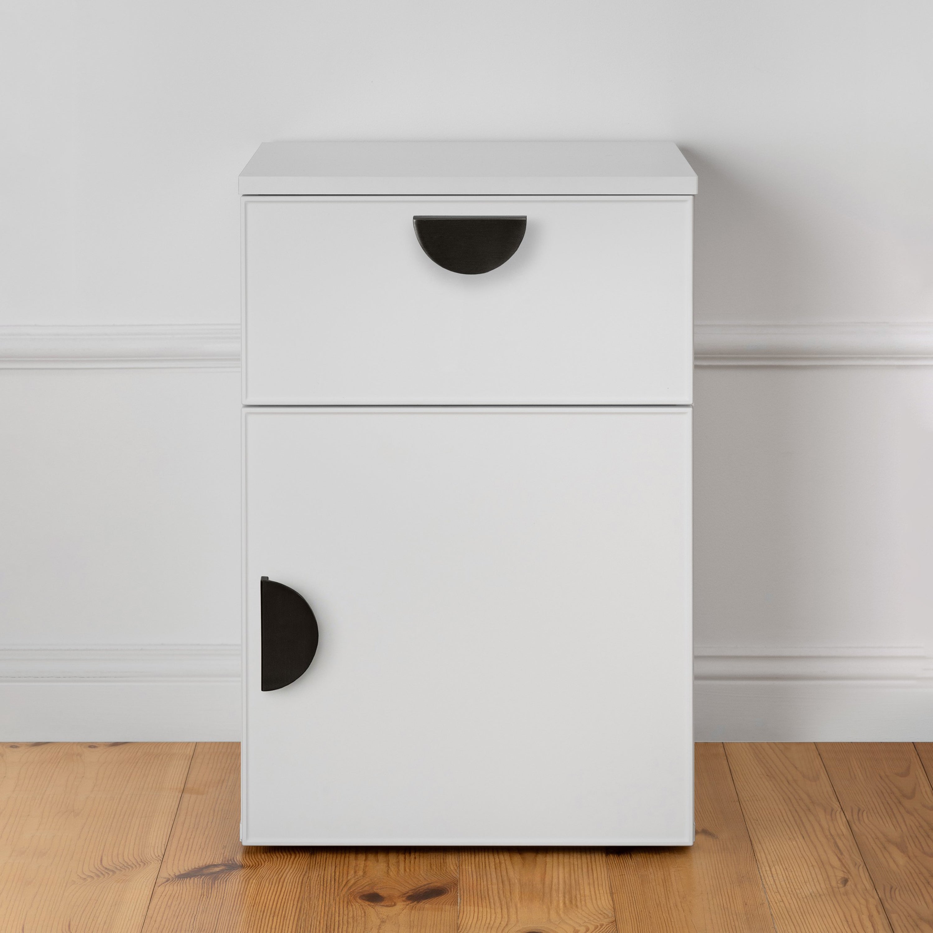 PORTO BEDSIDE TABLE - WHITE - SLIM - HALF MOON BLACK