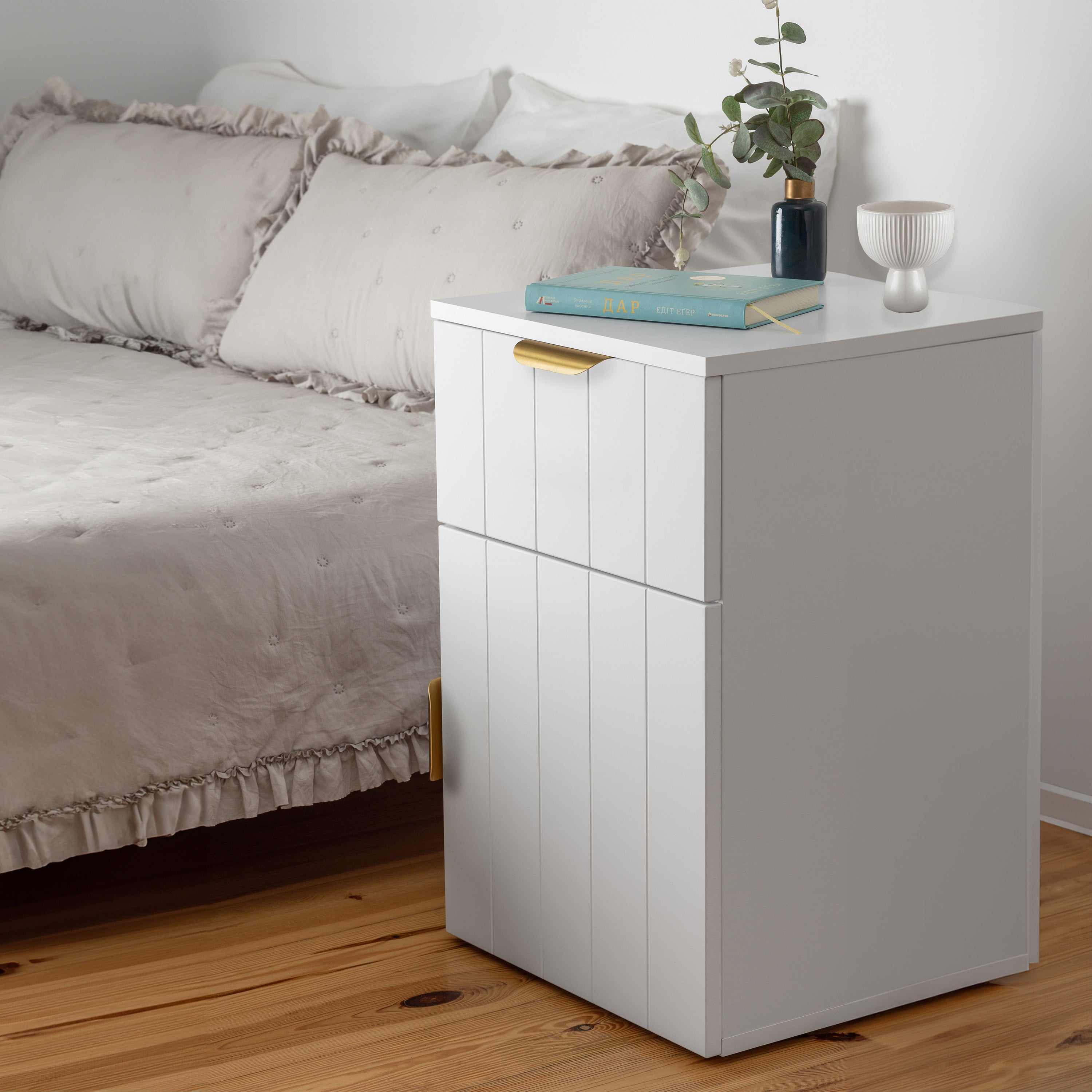 PORTO BEDSIDE TABLE - WHITE - VJ PANEL - PULL BRASS