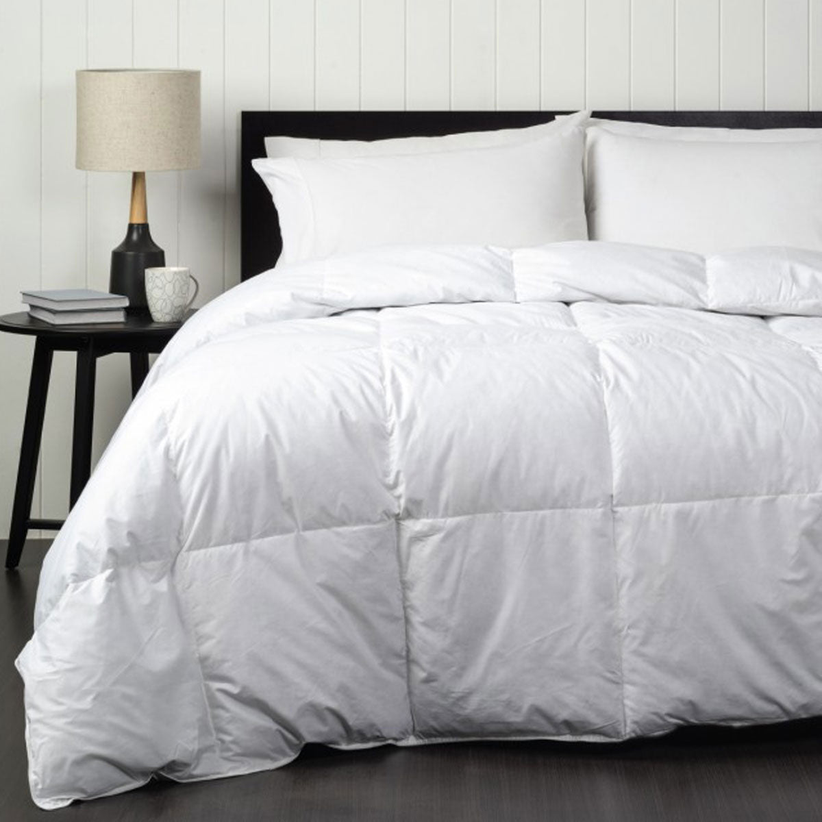 White king quilt with stitched baffle chambers