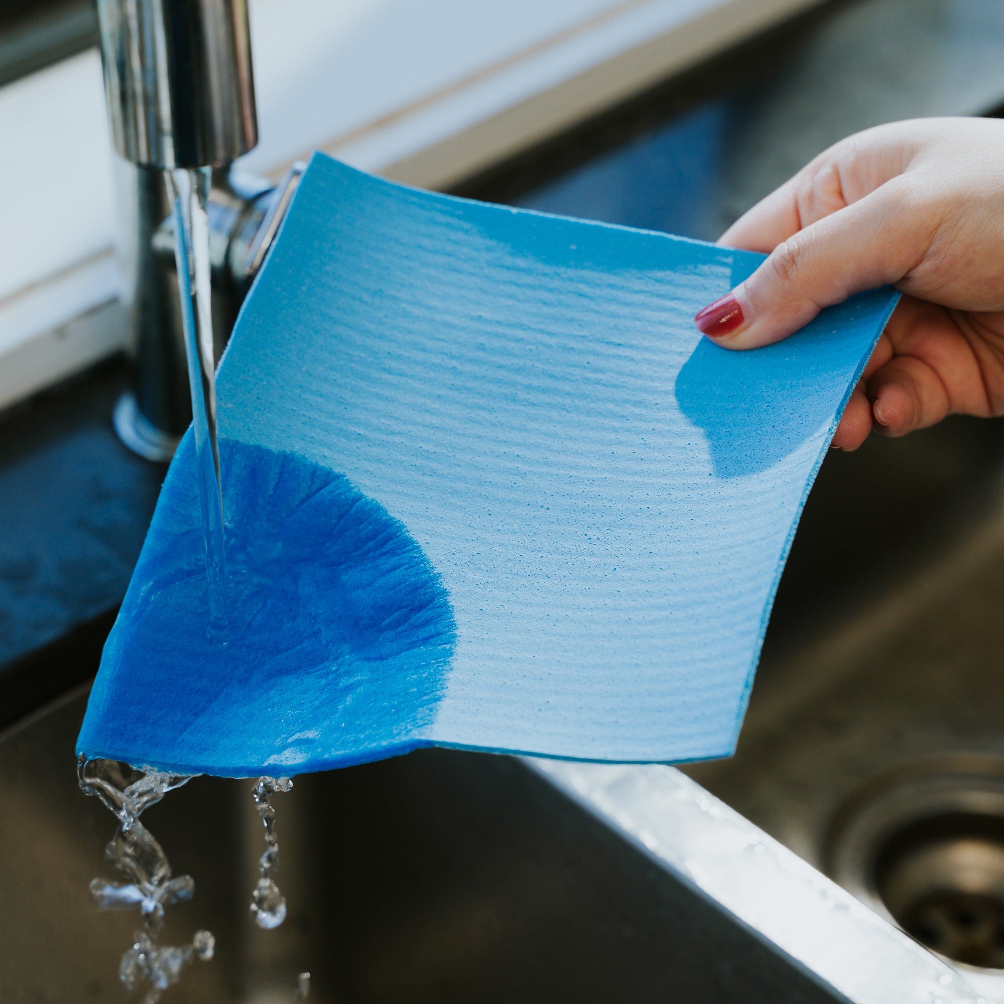 Antibacterial cellulose cloth, 15cm, blue cloth wiping over sink with water