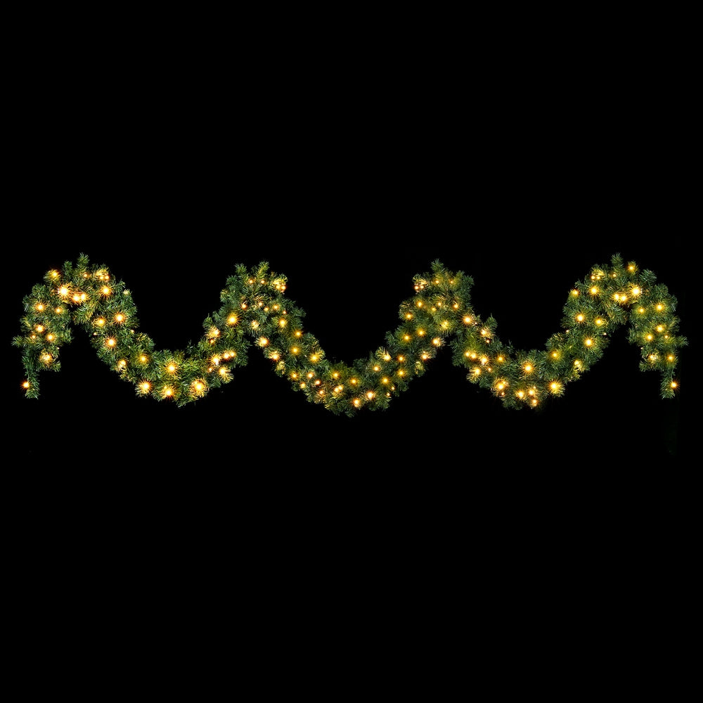 Pre-lit Christmas garland in green with warm yellow LED lights, 5 m